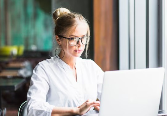 Antreprenor de succes lucrând la laptop